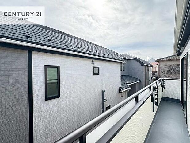 広々としたバルコニーで一日の始まりをスタート!お洗濯ものをたっぷり気持ちよく干せます!