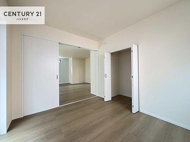 洋室は子供部屋や寝室、色々と用途多彩に利用できますね。収納力もたっぷりなので、広々気持ちよく過ごすことができます。