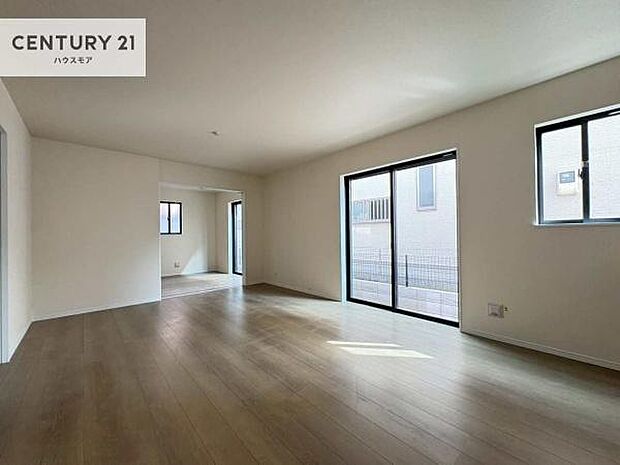 大きな窓からたっぷりの陽ざしが入る明るいリビング。開放感のあるリビングで家族団らんのくつろぎの時間を過ごせます!当日のご見学可能です!是非現地で陽当たりなどご体感くださいませ!