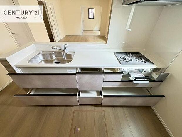 収納スペースが豊富で、調理スペースがスッキリと片付きひろ~く活用できます!快適に作業ができます!毎日の料理が捗ります!