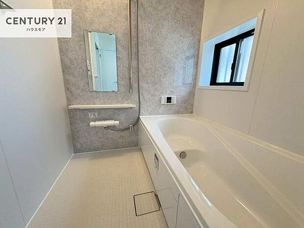 広々バスで一日の疲れをリフレッシュ。足が伸ばせるので、浴槽にもゆったりと浸かれますね!毎日のバスタイムが楽しみになります。