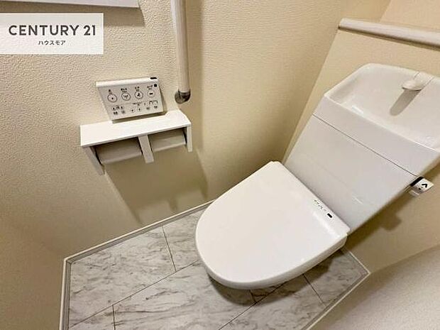 1・2階にトイレがございます!朝の忙しい時間帯も待たずにすみそうですね。白を基調とした清潔感のあるトイレでお手入れがしやすいです!