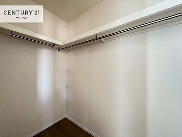 ウォークインクローゼット付きです。たくさんのお洋服などを収納しておけそうですね!他にも扇風機や加湿器など季節物の大きな家電も収納できます!