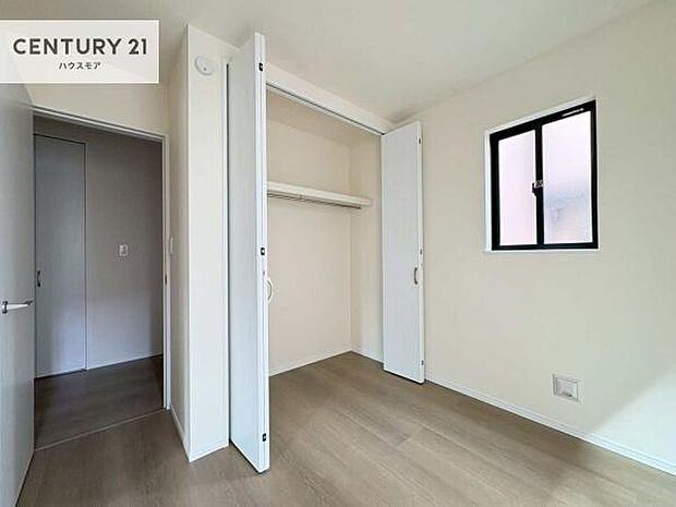 洋室は子供部屋や寝室、色々と用途多彩に利用できますね。収納力もたっぷりなので、広々気持ちよく過ごすことができます。