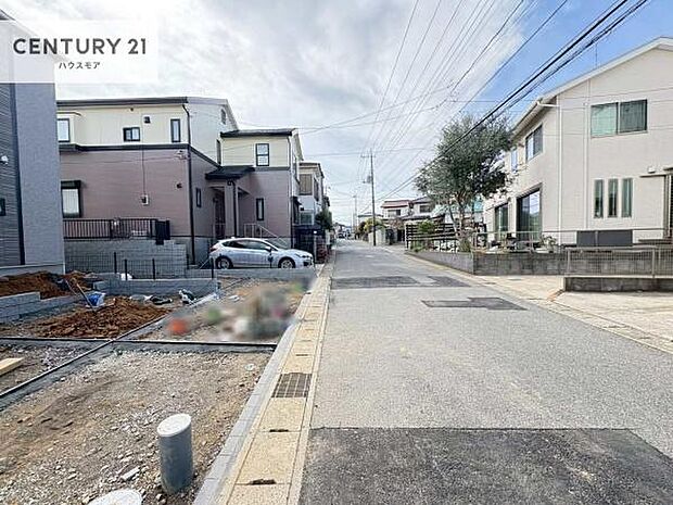 前面道路は6m!陽当り良好な立地です。車庫入れが苦手な方も安心ですね。