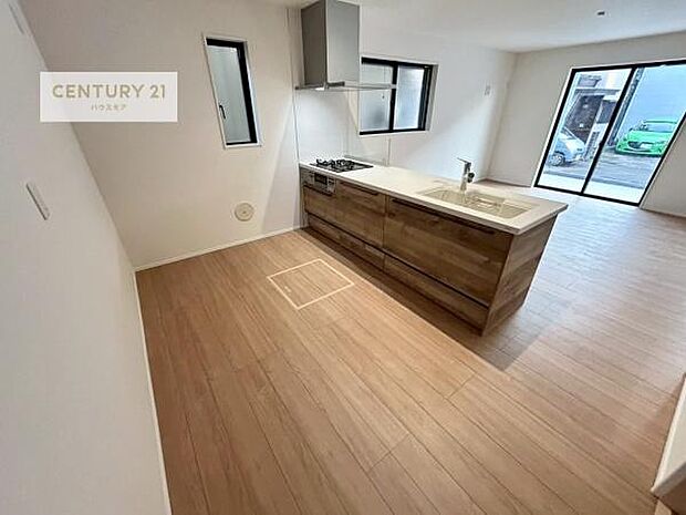 大人気の対面式システムキッチンを採用しています!ご家族のコミュニケーションが自然と増える設計です。お子様にも目が届くので嬉しいですね!広々使えて快適で作業が進みます。