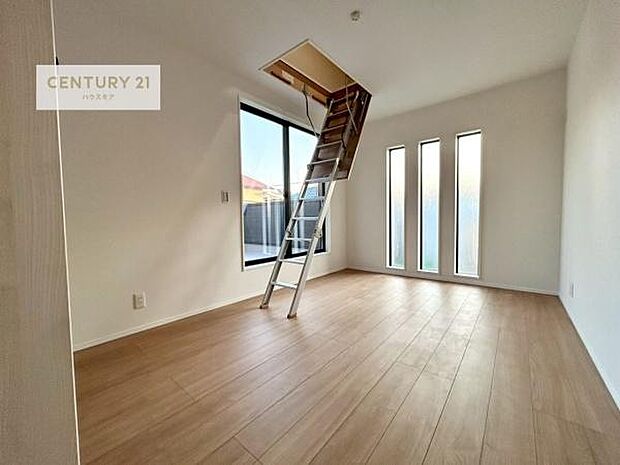 バルコニーへ面した洋室なので天気のいい日はバルコニーへ出てリフレッシュするのもいいですね!屋根裏収納付きで普段使わないような季節もののインテリアの収納にも対応!お部屋の片づけ楽々!