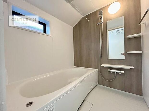 落ち着きある大人の雰囲気のバスルームは、味が出ていてバスタイムが充実!お仕事頑張っているご褒美にお好みの匂いの入浴剤を入れて、楽しんでみてはいかがでしょうか?