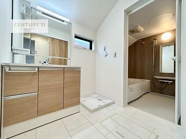 小窓付きの明るい洗面室です!湿気もすぐに入れ替えができて清潔に保つことができます!自然光が差し込むのでお化粧の仕上がりも良くなりますね!