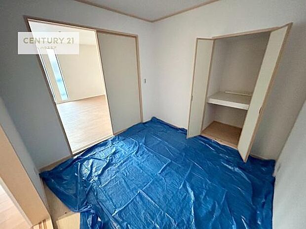 まだ畳は敷かれておりませんが、リビングと隣接している和室です!客間としてはもちろん、家事の休憩スペースとして使用するのもいいですね!