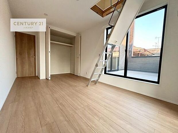 たっぷり日差しが差し込む洋室!温もりと明るさを兼ね備えた魅力的空間で、プライベート時間を有意義に過ごせます!