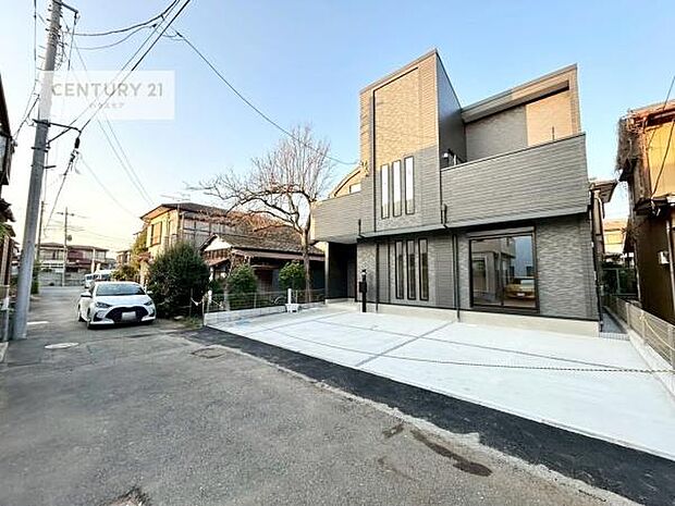 前面道路は4m!陽当り良好な立地です。車庫入れが苦手な方も安心ですね。