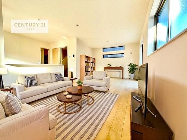 家具はCGパースです。開放感のある広々LDK!ソファーやダイニングテーブルを置いても窮屈にならないので快適に過ごせます!コミュニケーションが取りやすいリビングです!