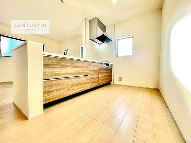 大人気の対面式システムキッチンを採用しています!ご家族のコミュニケーションが自然と増える設計です。お子様にも目が届くので嬉しいですね!広々使えて快適で作業が進みます。