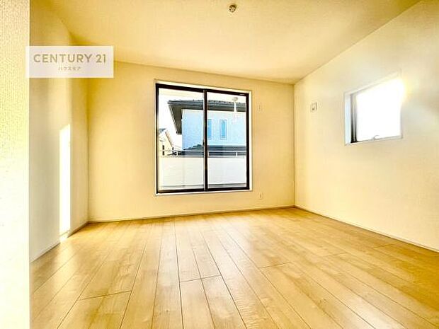 バルコニーへ面した洋室なので天気のいい日はバルコニーへ出てリフレッシュするのもいいですね!充実したプライベートタイムが送れる洋室!陽当たり、風通し良好です。