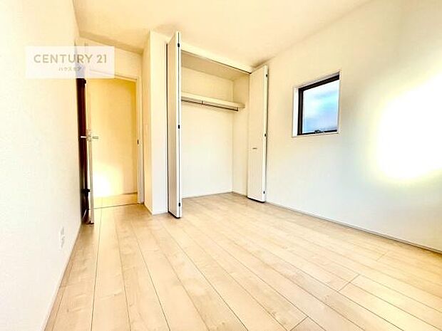 掃き出し窓がないお部屋は、お子様のお部屋としても安心です!収納スペースも充実しているので散らかったお部屋をサッと片付けられます!