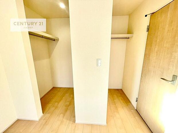 ウォークインクローゼット付きです。たくさんのお洋服などを収納しておけそうですね!他にも扇風機や加湿器など季節物の大きな家電も収納できます!