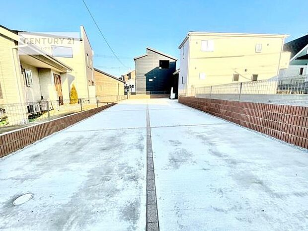 駐車スペースは6台分あります!セカンドカーはもちろん、バイクや自転車なども置き場所に困りません。