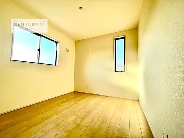 2面採光を確保した明るい室内は、風通しも良く、明るく大変居心地の良い空間となっております。リラックスして過ごせる心地の良いお部屋です!