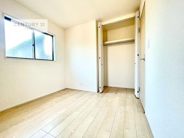 洋室は子供部屋や寝室、色々と用途多彩に利用できますね。収納力もたっぷりなので、広々気持ちよく過ごすことができます。