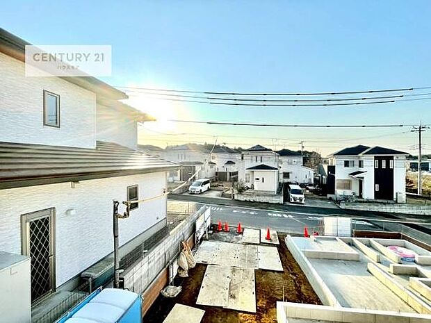 晴れた日には青い空を見渡せる開放的な時間を楽しめます。気持ちの良い風が通り抜ける街並みです!