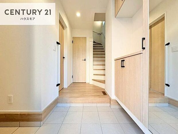 疲れて帰ってきても、ただいま!を言いたくなる、優しく迎え入れてくれる空間になっています。明るく温もり溢れる玄関です!