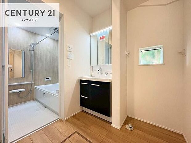 小窓付きの明るい洗面室です!湿気もすぐに入れ替えができて清潔に保つことができます!自然光が差し込むのでお化粧の仕上がりも良くなりますね!