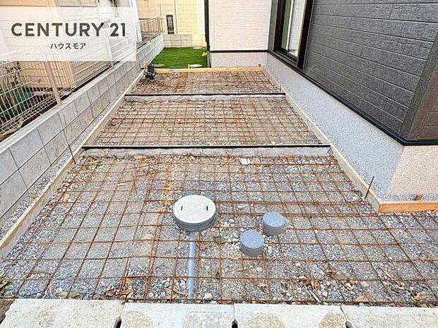 駐車スペースは2台分あります!セカンドカーはもちろん、バイクや自転車なども置き場所に困りません。