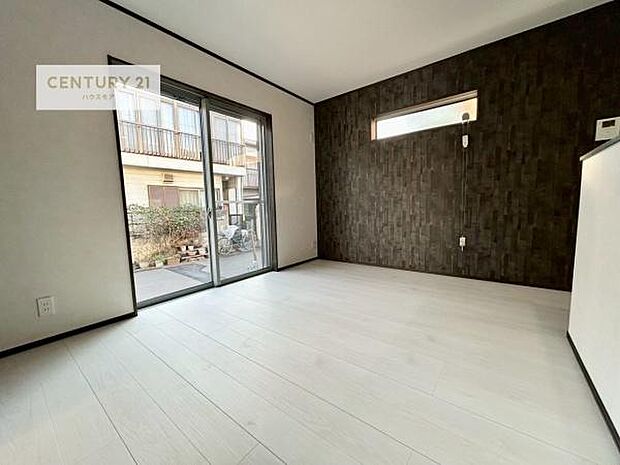 優しい陽だまりがリビングを包んでくれて居心地の良い空間を演出してくれます!くつろぎの時間を過ごせます!