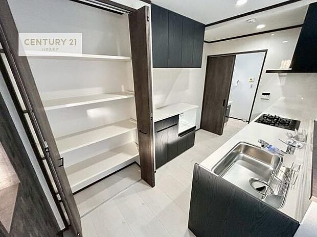 カップボード付きのキッチンです!キッチンは何かとガチャガチャしがちです。電子レンジや炊飯器も置けますし、たくさんの食器は棚に収納が可能です!