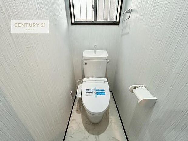 1・2階にトイレがございます!朝の忙しい時間帯も待たずにすみそうですね。白を基調とした清潔感のあるトイレでお手入れがしやすいです!