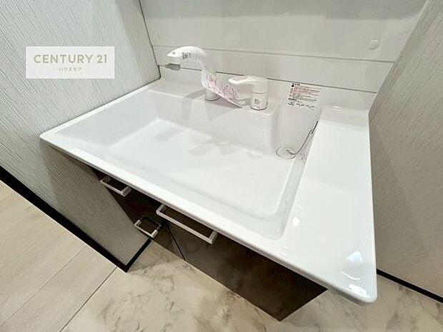 深い洗面台ボウルは、水が跳ねにくいのでお手入れが楽々!清潔感が保てます!キレイな洗面所で自分磨きのモチベーションが上がりますね!