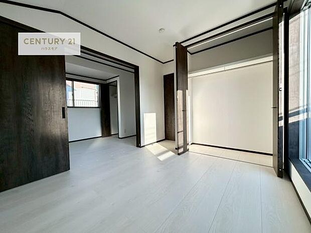 洋室は子供部屋や寝室、色々と用途多彩に利用できますね。収納力もたっぷりなので、広々気持ちよく過ごすことができます。