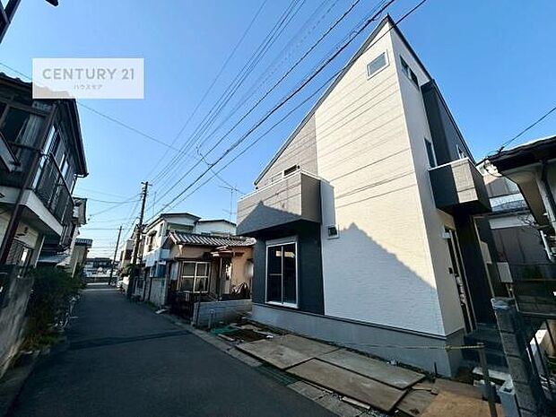 前面道路4m!陽当り良好な立地です。車庫入れが苦手な方も安心ですね。