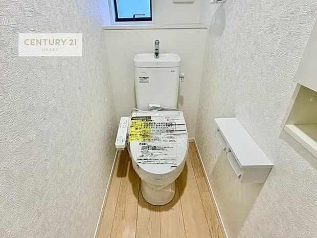 1・2階にトイレがございます!朝の忙しい時間帯も待たずにすみそうですね。白を基調とした清潔感のあるトイレでお手入れがしやすいです!