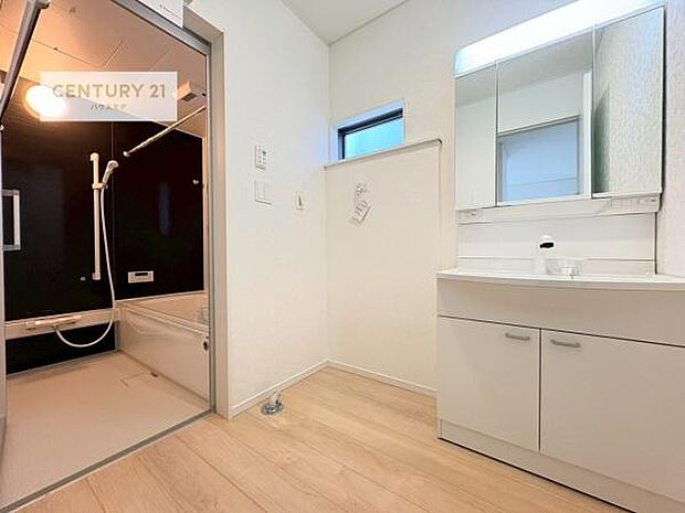 小窓付きの明るい洗面室です!湿気もすぐに入れ替えができて清潔に保つことができます!自然光が差し込むのでお化粧の仕上がりも良くなりますね!