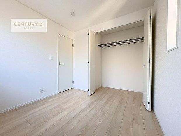 各居室収納付き!急なお客様が来客しても散らかったお部屋をサッと片付けられます!お部屋のスペースが生まれゆとりあるお部屋を演出することが出来ます!