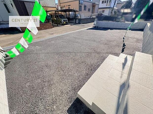 駐車スペースは2台分あります!セカンドカーはもちろん、バイクや自転車なども置き場所に困りません。