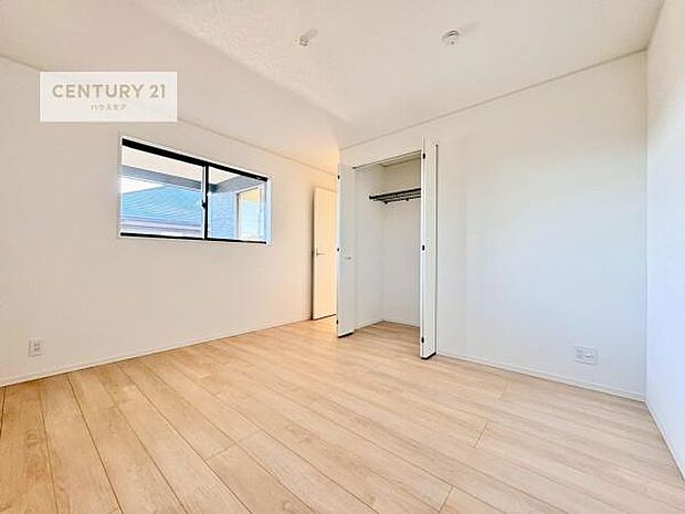 洋室は子供部屋や寝室、色々と用途多彩に利用できますね。収納力もたっぷりなので、広々気持ちよく過ごすことができます。