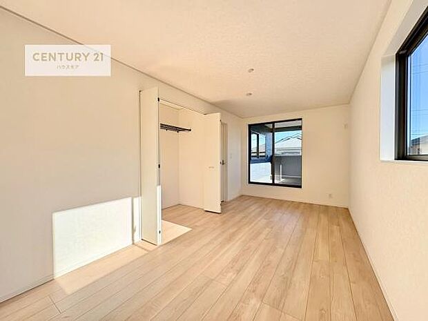 明るい室内は、風通しも良く、明るく大変居心地の良い空間となっております。リラックスして過ごせる心地の良いお部屋です!