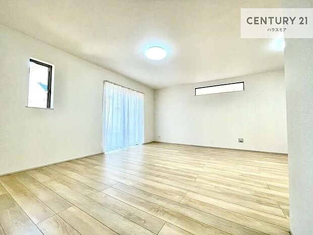 大きな窓からたっぷりの陽ざしが入る明るいリビング。開放感のあるリビングで家族団らんのくつろぎの時間を過ごせます。