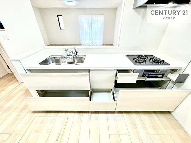 収納スペースが豊富で、調理スペースがスッキリと片付きひろ~く活用できます!快適に作業ができます!毎日の料理が捗ります!