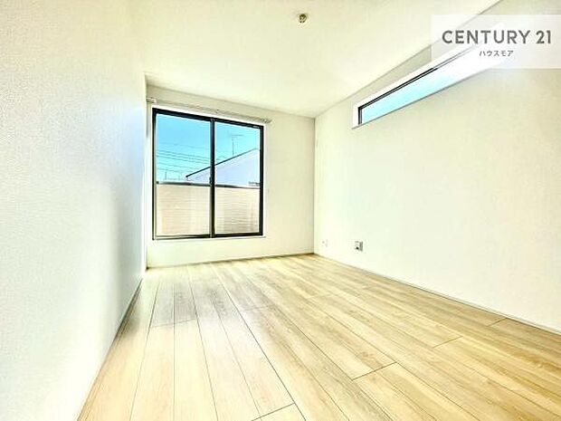 バルコニーに面している洋室です。明るく温もりがあり、換気もしっかりできます!朝起きて、外に出て背伸びをしつつ深呼吸をし良い朝を迎え入れることができます。