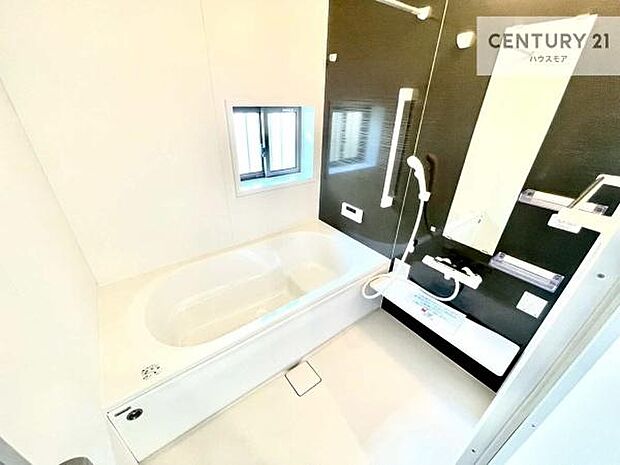 広々バスで一日の疲れをリフレッシュ。足が伸ばせるので、浴槽にもゆったりと浸かれますね!毎日のバスタイムが楽しみになります。