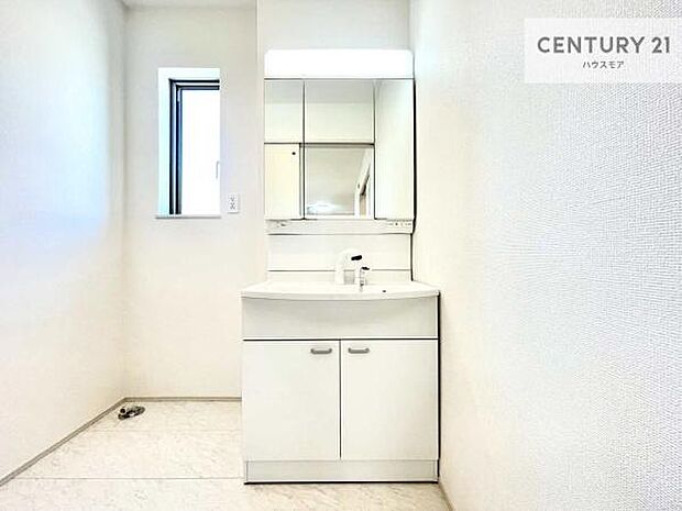 小窓付きの明るい洗面室です!湿気もすぐに入れ替えができて清潔に保つことができます!自然光が差し込むのでお化粧の仕上がりも良くなりますね!