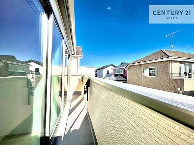 陽当たり良好なバルコニーです!晴れた日には青い空を見渡せる開放的な時間を楽しめます。