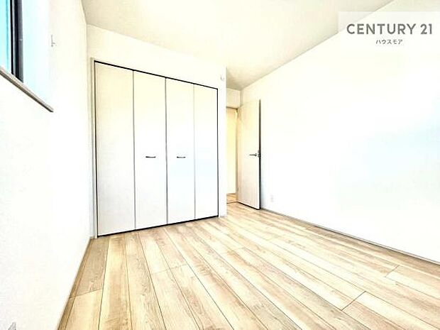 収納スペースがついています!居室をスッキリ整頓する事ができますね。家具を選ばないシンプルなデザインの為、家具を選ばずお気に入りの空間作りができそうですね。