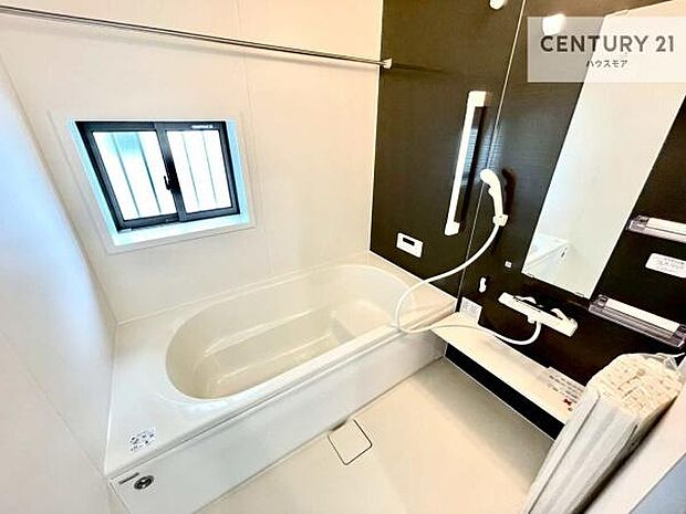 広々バスで一日の疲れをリフレッシュ。足が伸ばせるので、浴槽にもゆったりと浸かれますね!毎日のバスタイムが楽しみになります。