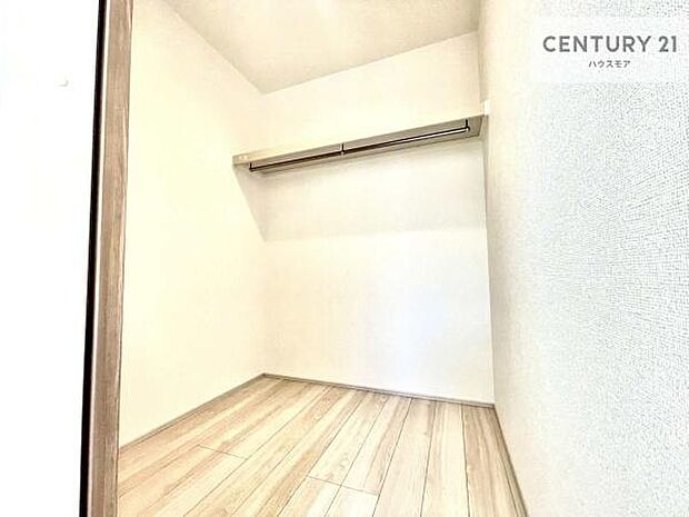 ウォークインクローゼット付きです。たくさんのお洋服などを収納しておけそうですね!他にも扇風機や加湿器など季節物の大きな家電も収納できます!