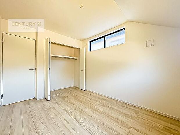掃き出し窓がないお部屋は、お子様のお部屋としても安心です!収納スペースも充実しているので散らかったお部屋をサッと片付けられます!